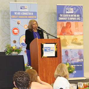 Photo of keynote speaker Carolyn Hunter Heyward speaking to attendees from podium on stage