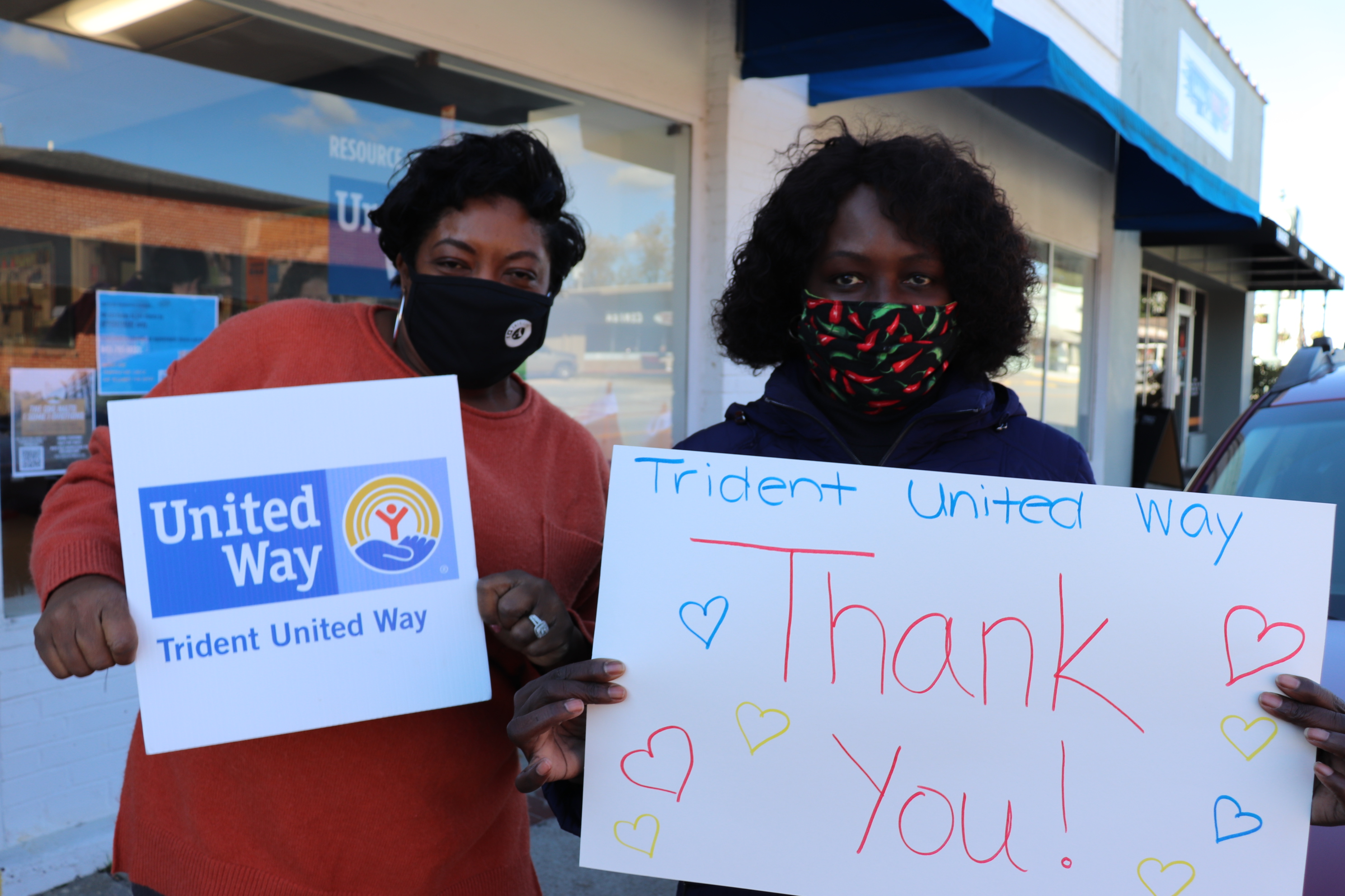 TUW volunteers with "Thank you" signs