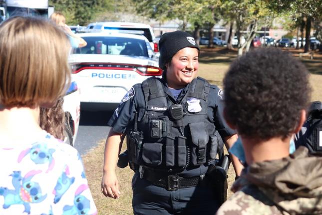 pic of Summerville PD officer w/kiddos